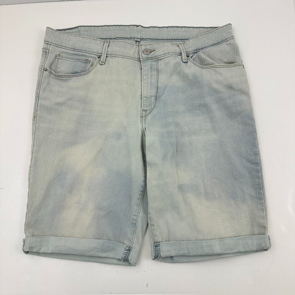 Levi's Cuffed Bermuda Women's size 32 Medium Wash Blue Denim Jeans